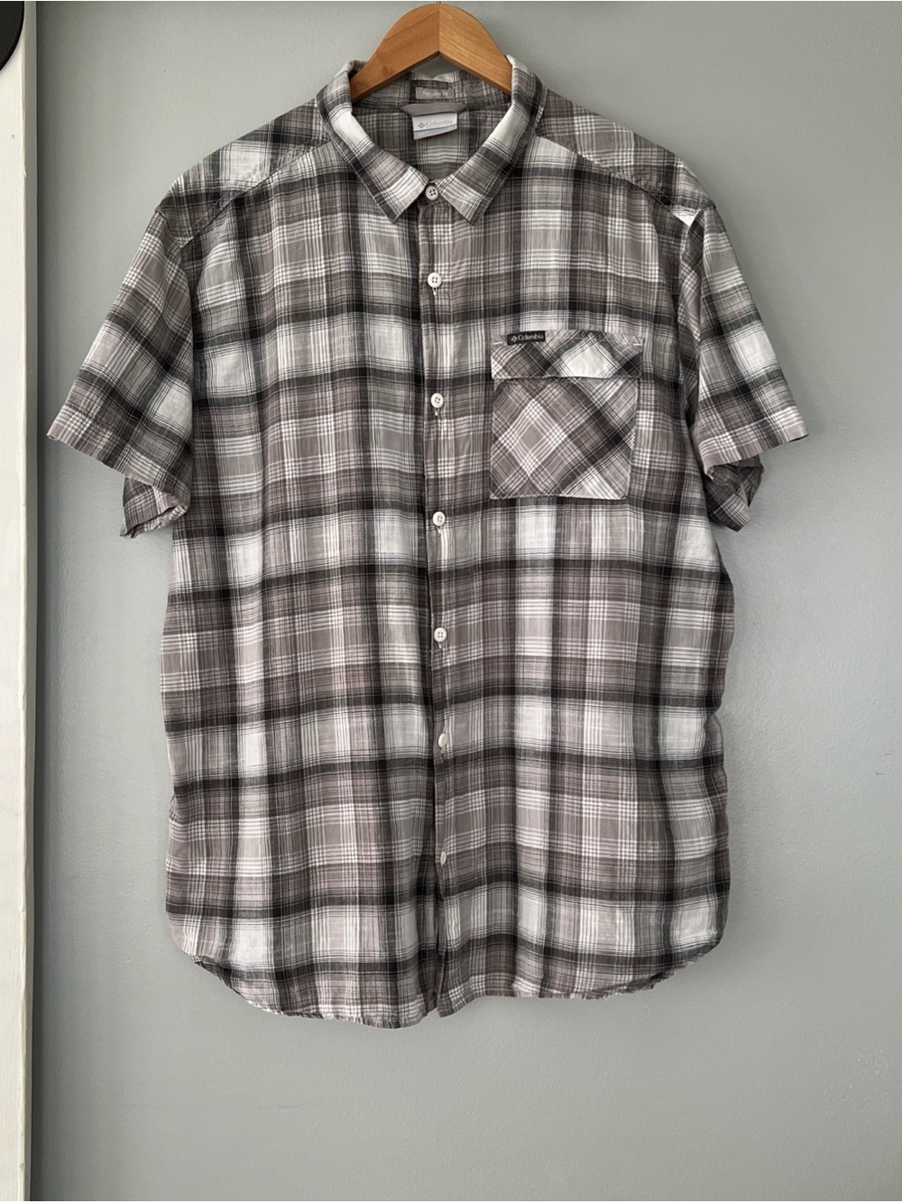 Columbia Men's Gray White Plaid Short-Sleeve Button-Down Shirt